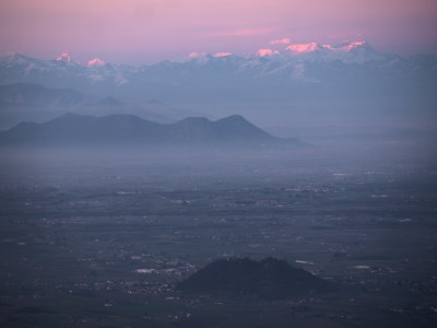 4000 svizzeri: Cervino, Weisshorn e Monte Rosa. In primo piano la rocca di Cavour e a metà il Monte San Giorgio di Piossasco
