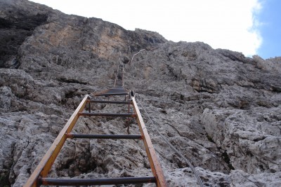 11 - Serie di scale in ferrata Merlone.JPG
