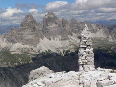 40 - Ometto vetta Merlone e vista da 3 Cime.JPG