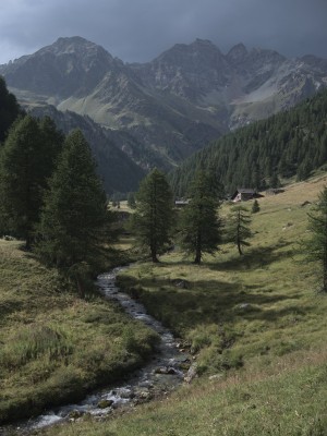 La conca de rifugio Magià con Pointe des Montagnaya, Becca di Arbiere, Becca di Luseney in alto