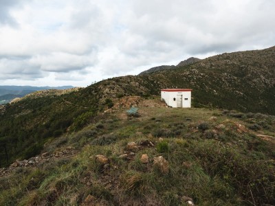 Bivacco Paganello, sullo sfondo spunta Punta Martin