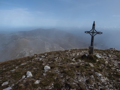 Croce di vetta visibile , ancora per poco..