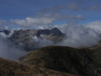 Il Pelvo d'Elva tenta di uscire dalle nebbie, in primo piano il Cugn di Goria