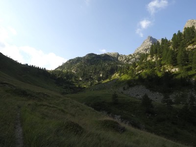 In vista del Colle Scolettas, in fondo spunta il Becco alto del Piz