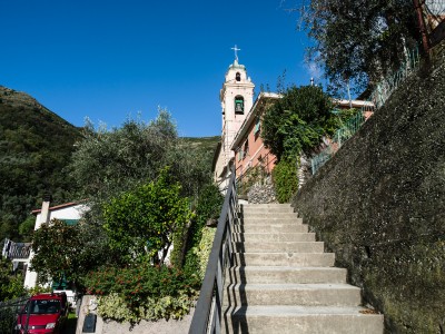 Dalla piazza di Terriasca l'inizio della gita  la scala che porta alla chiesa