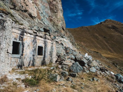 La casermetta, parzialmente demolita dall'impressionante crollo della parete retrostante, nei pressi del Colle di Stau, a destra l'erbosa Rocca Verde (nomen omen)