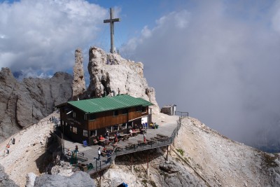 07 - Rifugio Lorenzi dalla ferrata Bianchi.jpg