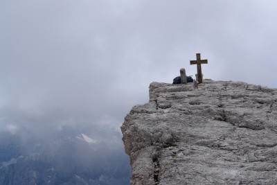 26 - Croce vetta Cristallo di Mezzo con nebbia incombente.JPG