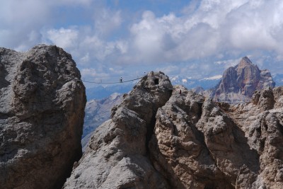 48 - Ponte sospeso ferrata Dibona primo piano con Croda Rossa sulla destra piÃ¹ da lontano.JPG