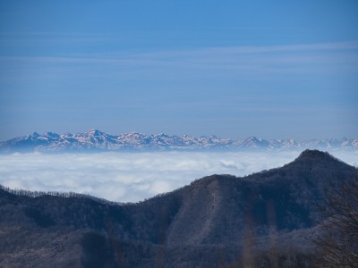 Le Alpi Marittime spuntano dalla nebbia