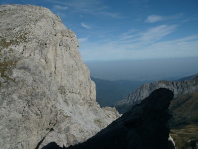 La scura guglietta che caratterizza il Colle dei Pancioni e la cresta orientale della Cima dell'Armusso