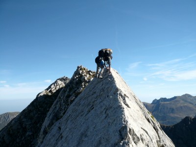 Flavio si esibisce sulla vertiginosa cresta della Punta Tino Prato