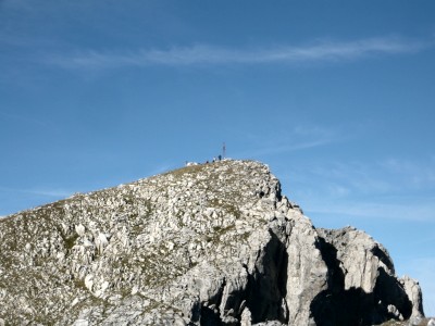 La Punta Marguareis dall'anticima sud-est: a destra la bella cresta rocciosa che abbiamo salito, sul ciglio della spettacolare parete nord (II°)