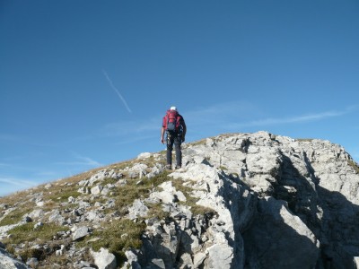 A cavallo fra prati e rocce, linee orizzontali e verticali che si fondono ...