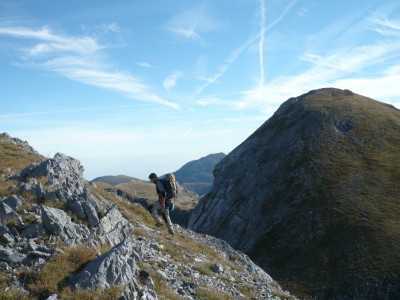 Salendo dal Colle dei Torinesi verso la Punta Marguareis: sullo sfondo la Cima Pareto, appena discesa