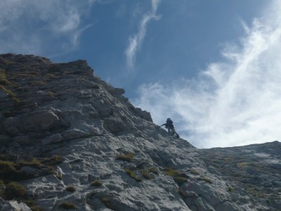 Gli impegnativi lastroni che si incontrano scendendo lungo la cresta ovest della Cima Scarason (II° delicato)