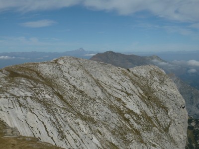 Scendendo verso il Colletto Est di Scarason, l'arcuata ed aerea cresta est della Cima Scarason