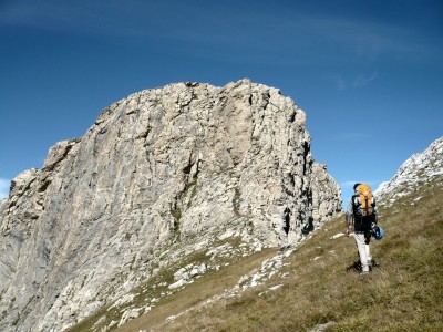 Dai bei prati sopra il Colle dei Monregalesi verso la parete sud-est del Castello delle Aquile