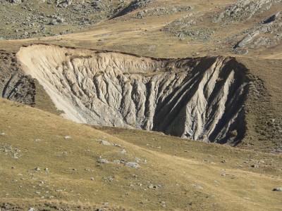 247 - Cratere con calanchi in Salse Moreno primo piano.jpg