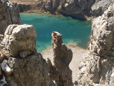 102 - Guglie davanti a Lago Mediano Roburent scendendo dallo Scaletta primo piano.jpg