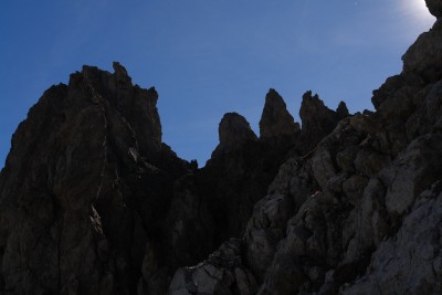 156 - Guglie Rocca Peroni scendendo dal colletto col sole che spunta dietro.jpg