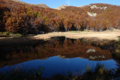 003 - Palude con monti riflessi andando verso il Bragalata.jpg