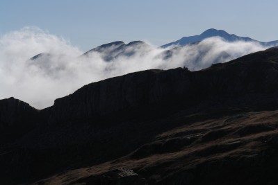 015 - Nebbie in salita verso il Monte Malpasso ancora piÃ¹ da lontano.JPG