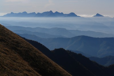 032 - Crinale e Alpi Apuane col Sagro dal Passo Giovarello.JPG