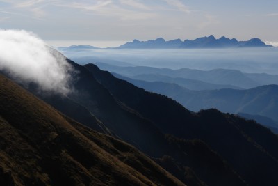 047 - Nebbia scavalca crinale e Alpi Apuane salendo al Bragalata.jpg