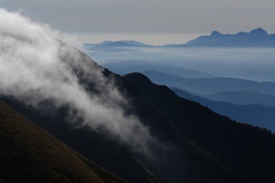 048 - PiÃ¹ nebbia scavalca il crinale e meno Alpi Apuane salendo al Bragalata.JPG