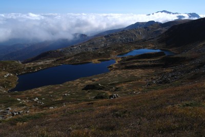 111 - Laghi Sillara e nebbia incombente a est piÃ¹ da lontano.jpg