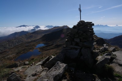 132 - Croce vetta Sillara Laghi nebbia montante e Apuane col Sagro.jpg