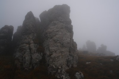 08 - Giganti di pietra in 1Â° e 2Â° piano salendo al Galero piÃ¹ da vicino.JPG