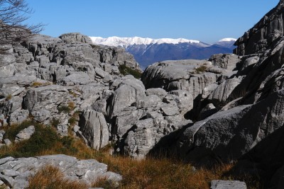 060 - Blocchi tondeggianti in Vetricia e appennino innevato.jpg