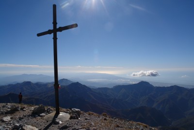069 - Croce vetta Pania Croce Massaciuccoli e mare sullo sfondo.jpg