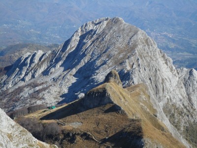 Pania Secca, Uomo Morto e Rifugio Rossi dalla vetta