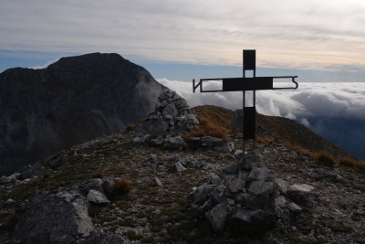 032 - Croce vetta Corchia Pania Croce e mare nebbia.jpg