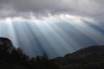 02 - Raggi di sole filtrano da cielo coperto a Bertone piÃ¹ da vicino.jpg