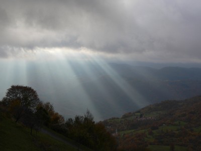 03 - Raggi di sole filtrano da cielo coperto a Bertone piÃ¹ da lontano.JPG