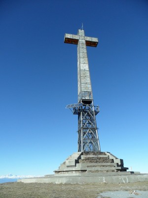 l'enorme croce di vetta e il monviso