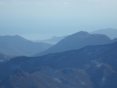 in lontananza l'isola della gallinara