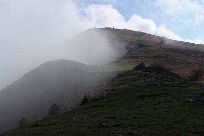 10 - Nebbia in insenatura presso anticima Pizzo d'Evigno molto piÃ¹ da vicino.JPG