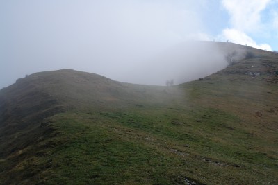 13 - Nebbia in insenatura presso anticima Pizzo d'Evigno primo piano.JPG