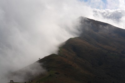 17 - Cresta Pizzo d'Evigno lambita dalla nebbia dall'anticima piÃ¹ da vicino.jpg