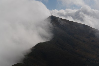 19 - Cresta Pizzo d'Evigno lambita dalla nebbia dall'anticima ancora piÃ¹ da vicino.jpg