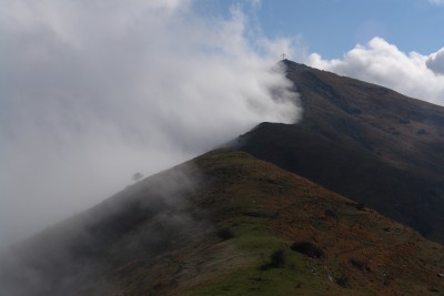 30 - Crinale verde e cresta Pizzo d'Evigno lambita dalla nebbia.JPG