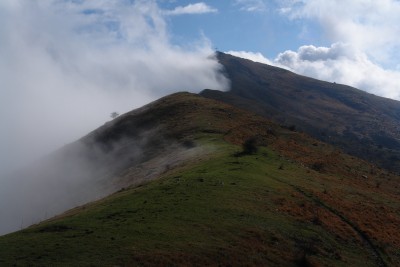 31 - Crinale verde e cresta Pizzo d'Evigno lambita dalla nebbia piÃ¹ da lontano.JPG