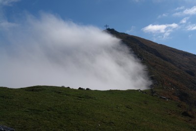 34 - Nebbia tra Pizzo d'Evigno e anticima piÃ¹ da lontano.jpg