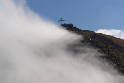 36 - Vetta Pizzo d'Evigno aggredita dalla nebbia.JPG