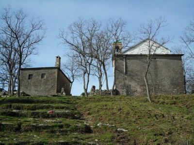 rifugio e chiesa in vetta